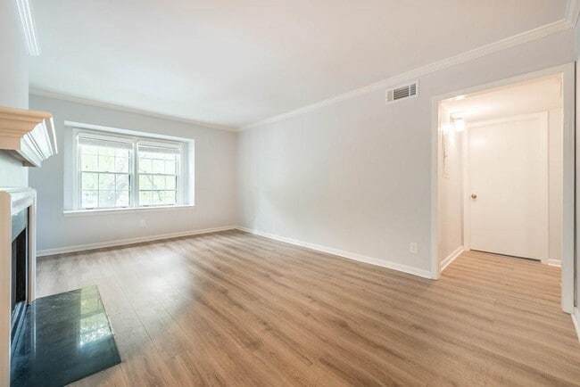 Building Photo - 115 Rosaire Pl NW