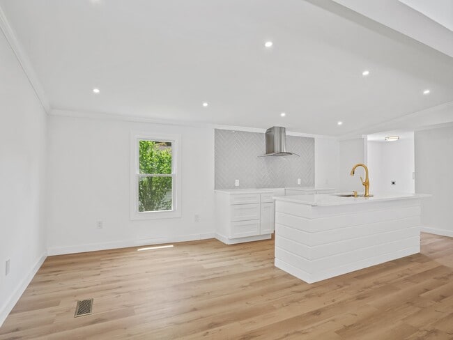 Building Photo - 28 Crescent Park Rd