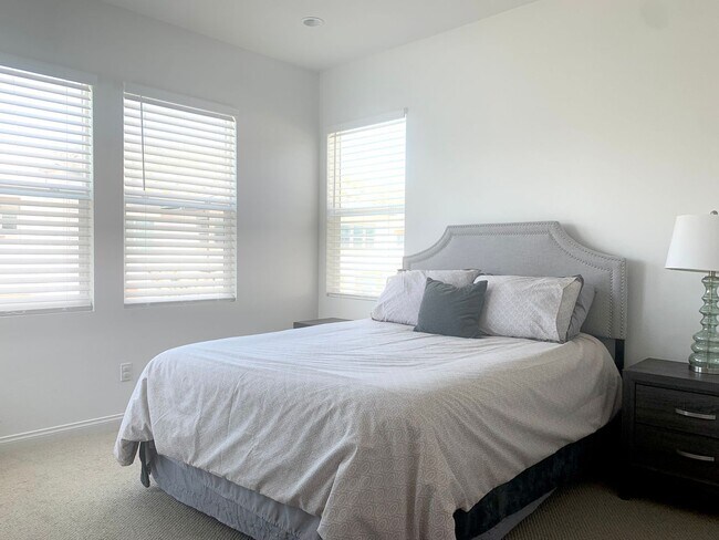 Building Photo - Welcome home to this stunning, recently constructed 4 bedrooms, 3-bath house in the desirable Wes...