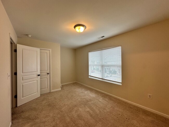 Building Photo - Spacious 3 Bed, 3.5 Bath Townhome in Desirable & Convenient Highland Creek Community!