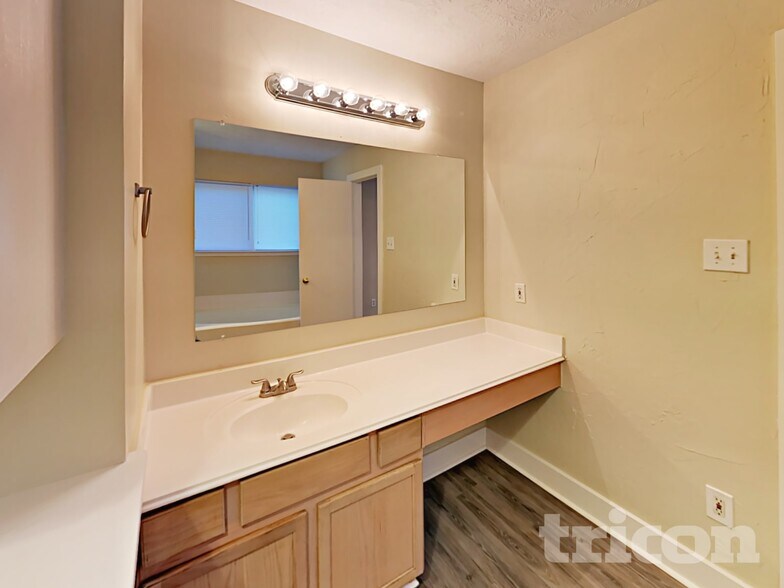 Building Photo - 18167 Woodsdale Ct