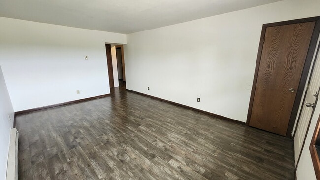 Building Photo - 3 Bedroom Duplex with Attached Garage & La...