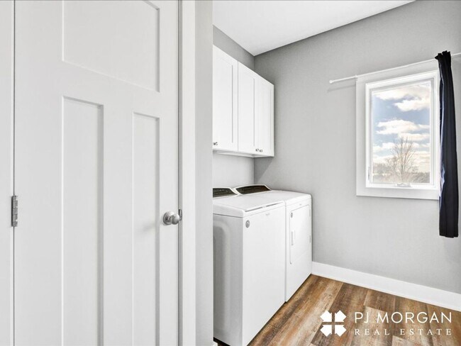 Building Photo - Tucked Away Yet Close to It All-Beautiful Elkhorn Rental has it all!