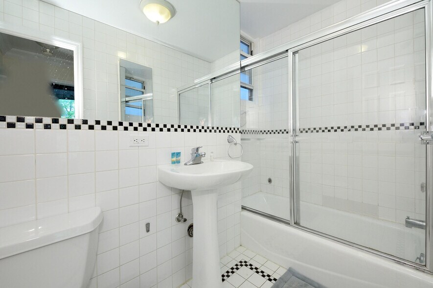 Building Photo - 659-611 11th Ave