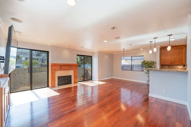 Building Photo - Cozy Condo in Manhattan Beach!