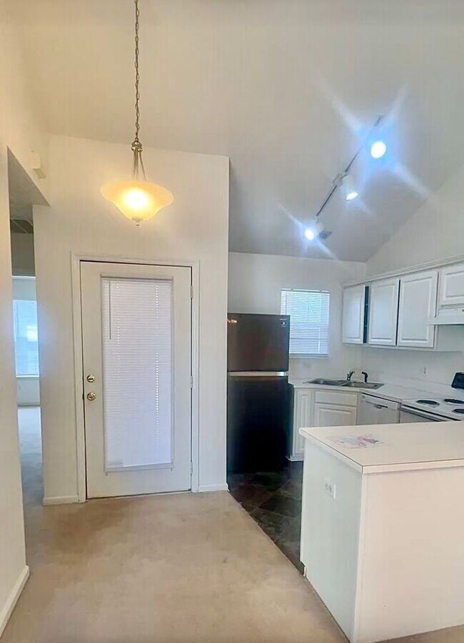 Building Photo - Central Wilmington! Live across from The Point at Barclay! Lovely one level patio home in popular...