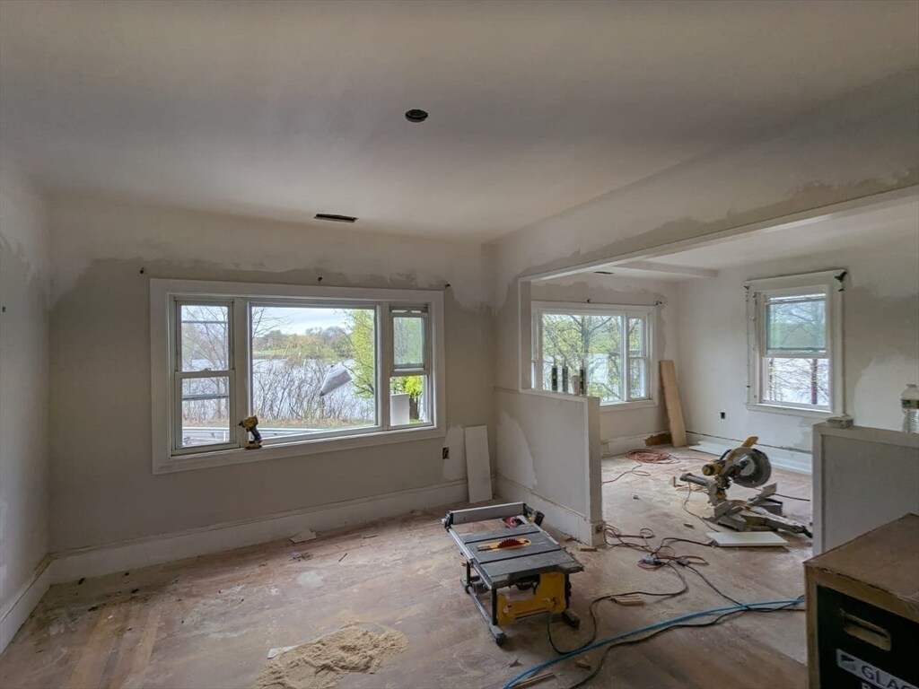 Building Photo - 105 Shore Dr