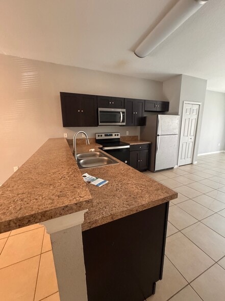 Building Photo - 677 Royalty Ct