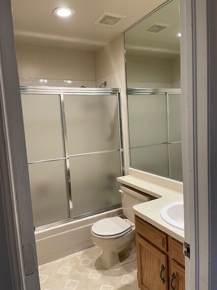 Building Photo - 7570 S Cove Cir