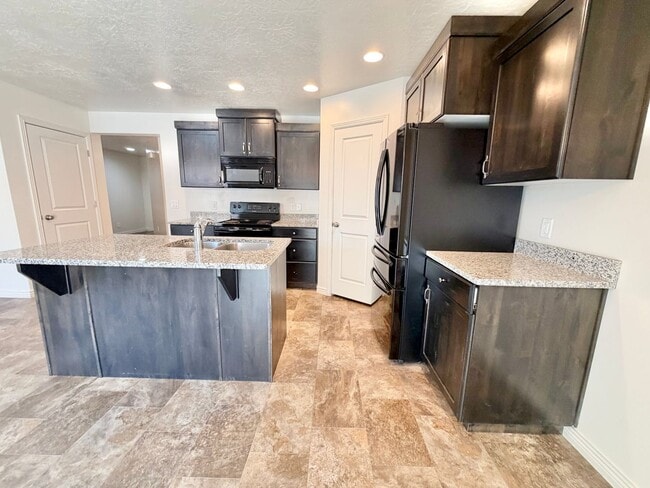 Building Photo - Town home in Little Valley Area. End Unit!!
