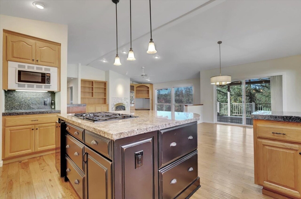 Kitchen - 18527 Jayhawk Dr