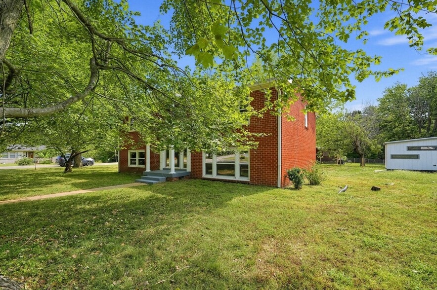 Building Photo - 2695 Barclay Dr