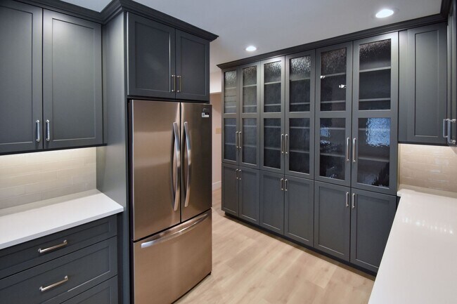 Building Photo - 7605 Sunset Cir W
