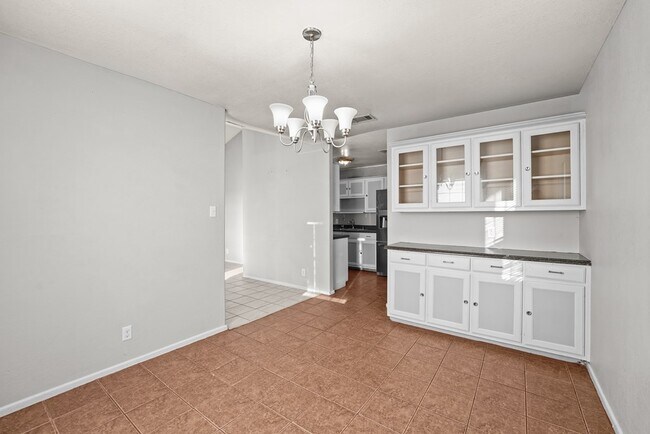 Building Photo - 1728 Linda Ave