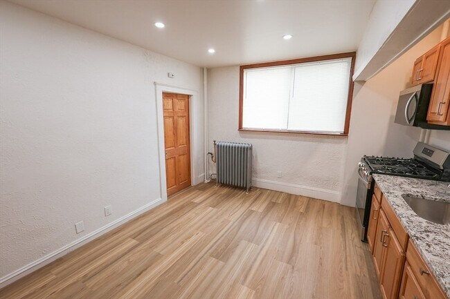 Building Photo - 114 Amory St