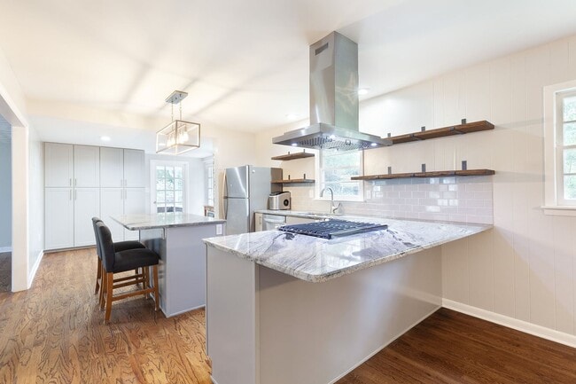 Building Photo - Very Spacious 4/3 w/ Finished Basement in ...