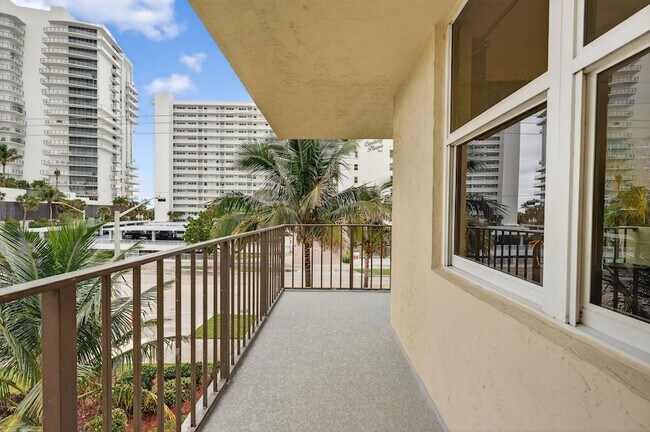Building Photo - 1009 N Ocean Blvd