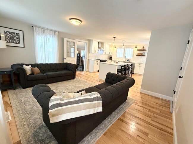 Building Photo - 395 Critchett Rd