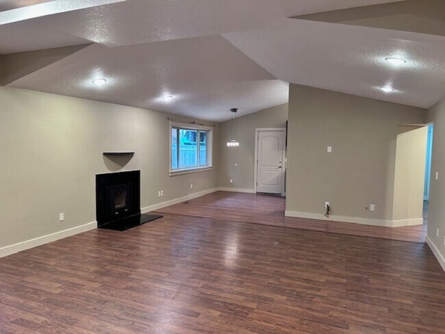 Building Photo - Burnt Bridge Creek 4 bedroom- Single Level