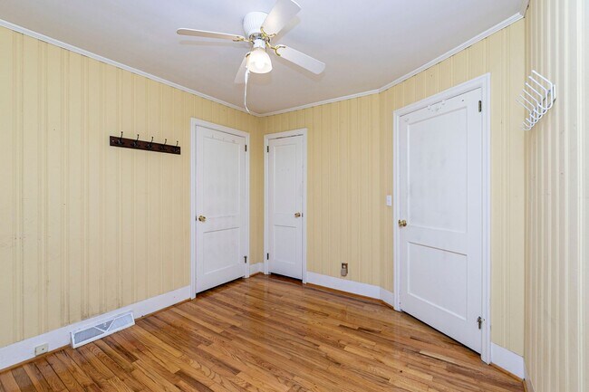 Building Photo - Beautiful rental full of character and charm located in The Avenues of Cayce! Close to USC!