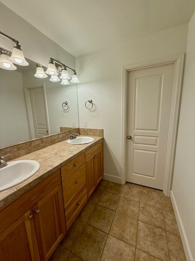 Building Photo - Beautifully renovated in NW Bend!  A/C!