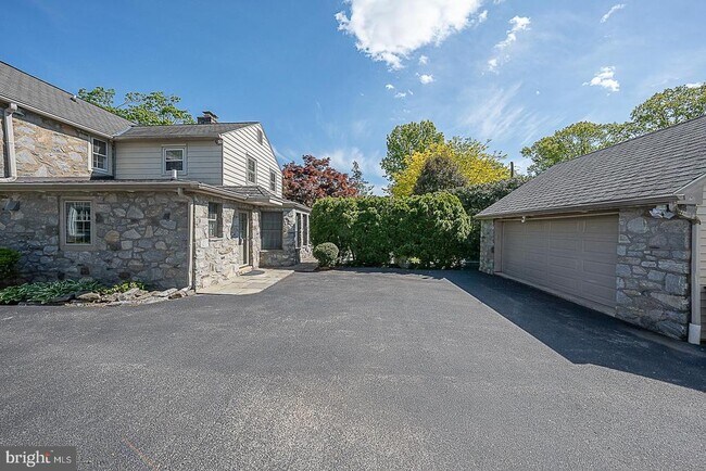 Building Photo - 714 Greythorne Rd