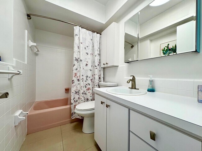 Building Photo - 999 SE 6th Terrace