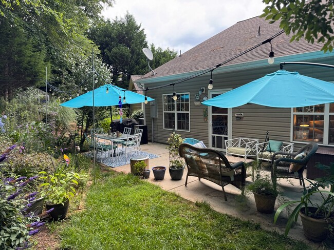 Building Photo - Charming Getaway