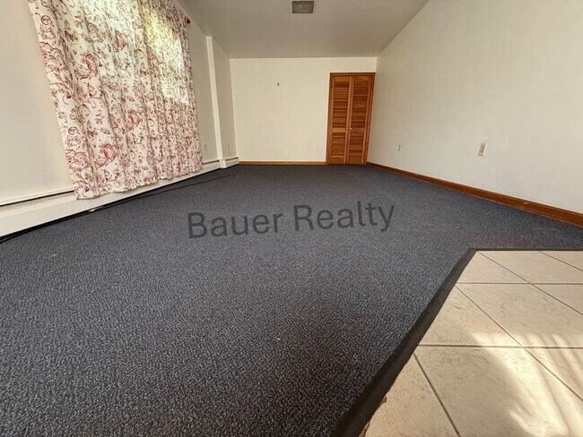 Building Photo - Four Bedroom, New London Schools