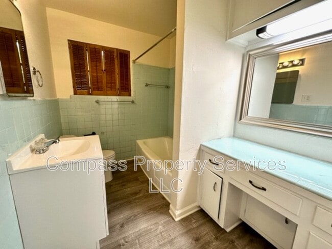 Building Photo - 1400 Royal Oaks Dr