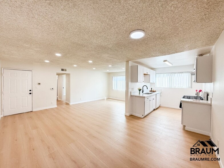 Building Photo - 221 W Elm Ave