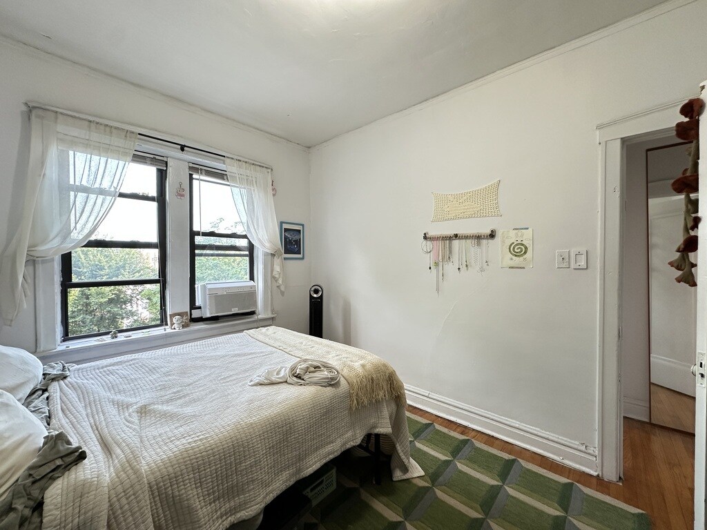 Building Photo - 2921 W McLean Ave
