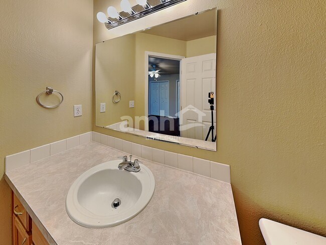 Building Photo - 1914 Cambridge St