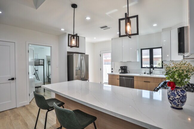 Building Photo - Fully Furnished 3BR Home in Long Beach W/ Appliances