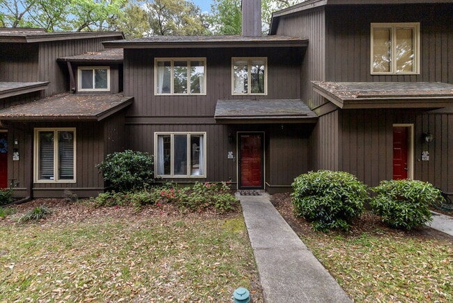 Building Photo - Conveniently located in midtown Savannah