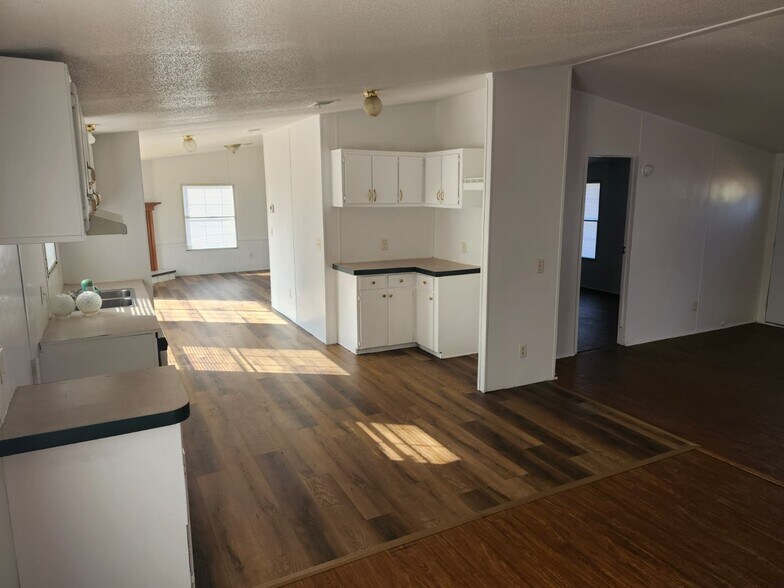 Building Photo - 9611 SW 82nd Ave