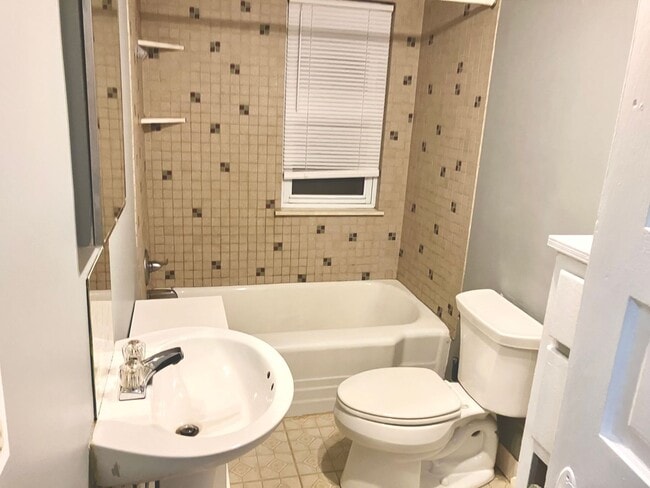 Building Photo - CHARMING DUPLEX HOME FOR LEASE IN WESTLAND!