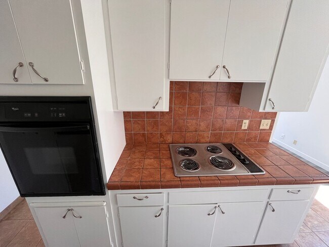 Building Photo - BEAUTIFUL NEWLY UPDATED 1 bed / 1 bath at ...