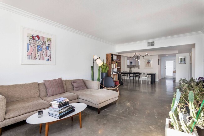 Building Photo - 166 S Hayworth Ave