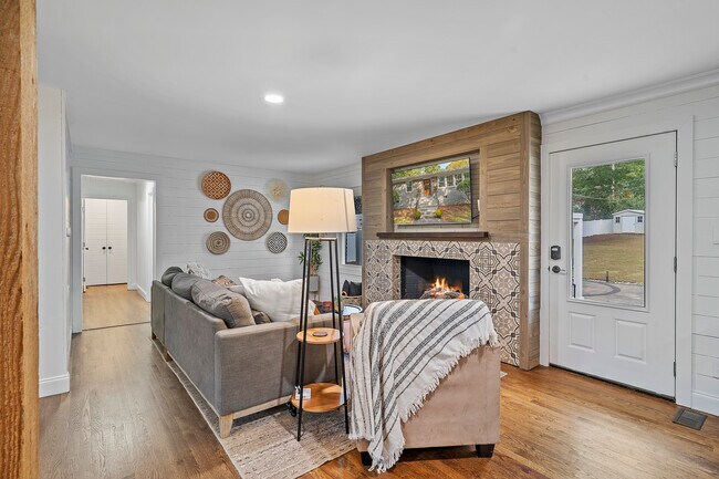 Living Area-TV-Fireplace - 3415 Pinehill Rd