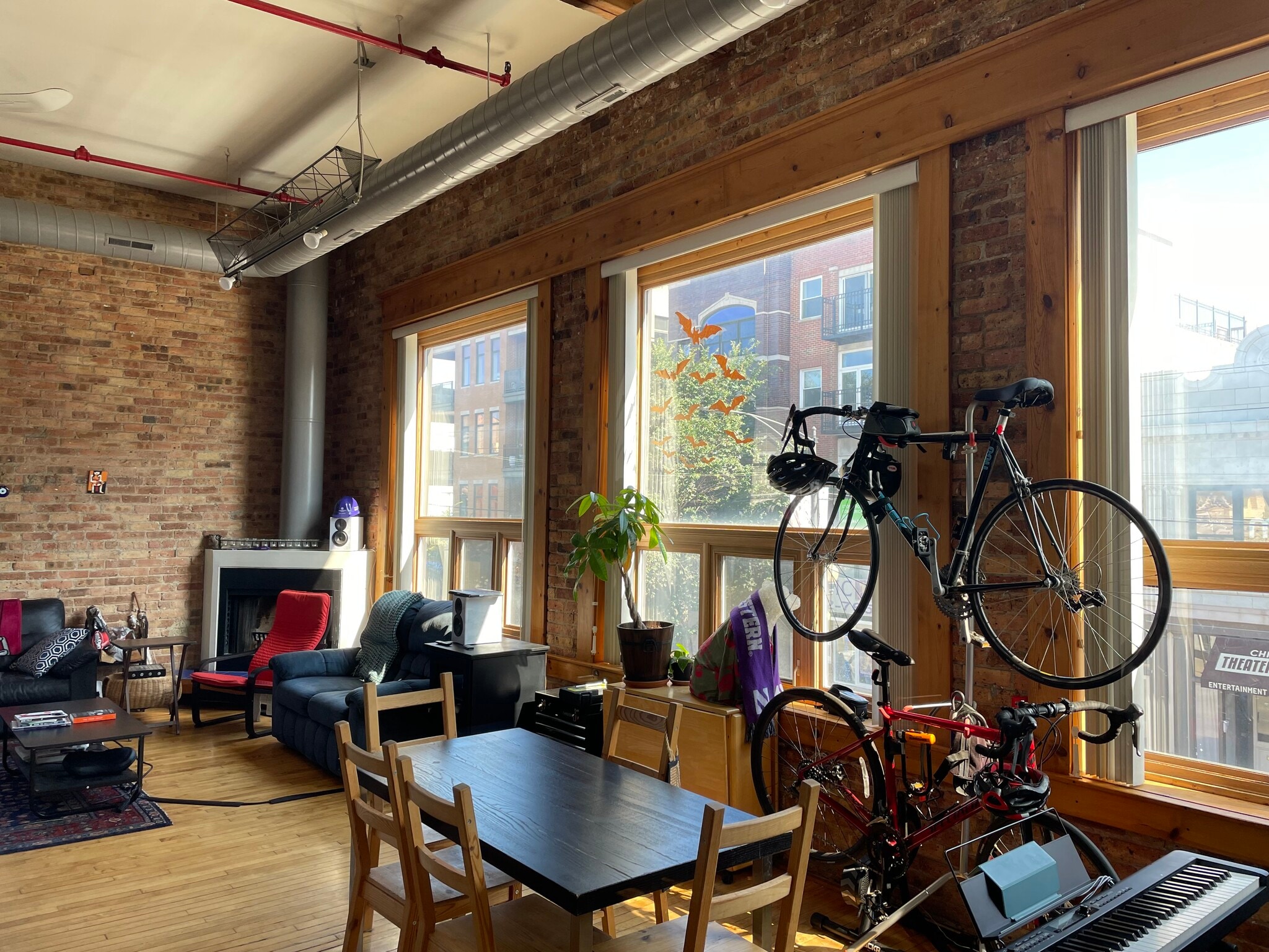 East Windows - 1114 W Belmont Ave