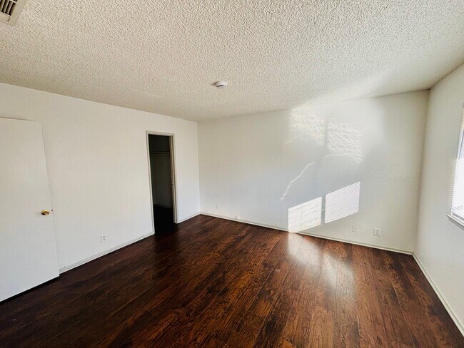 Building Photo - 2308 Edam St