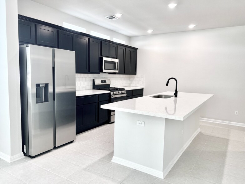 Building Photo - 1656 Coral Sunrise Trl