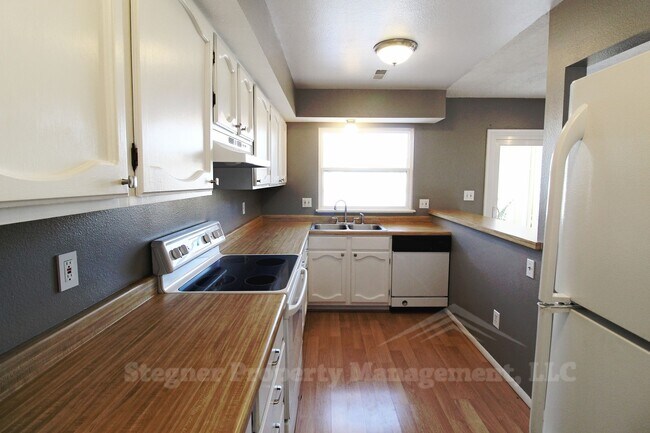Building Photo - Fantastic Townhome