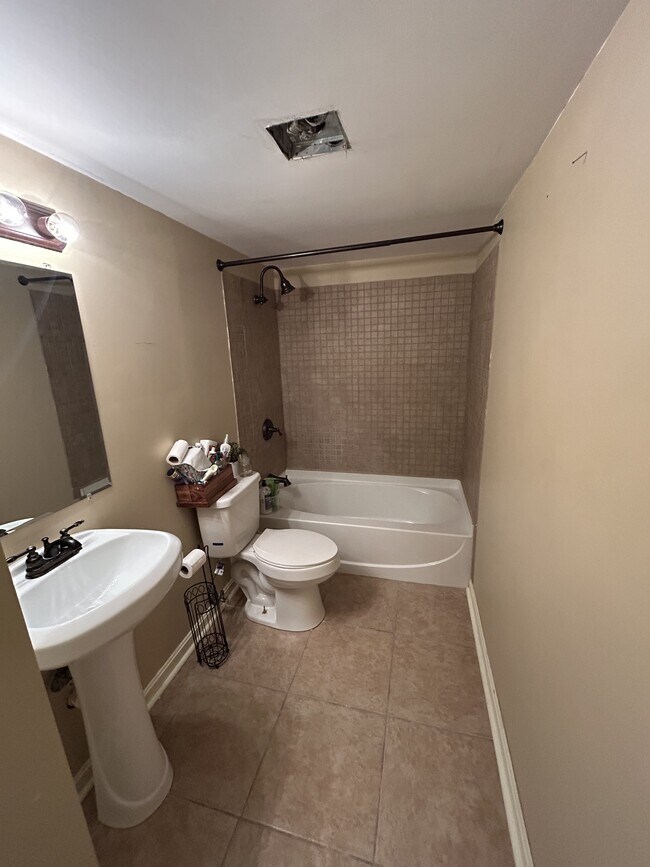 Building Photo - 73 Colonial Dr