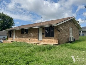 Building Photo - Newly Renovated 2-Bedroom, 1-Bath Duplex F...