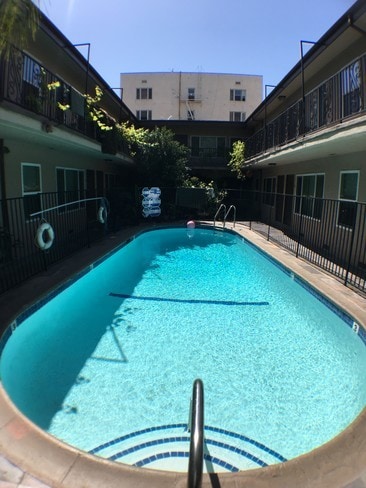 Primary Photo - 1831 Whitley Ave