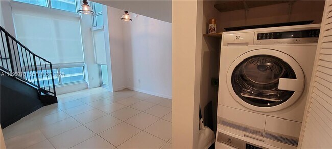 Building Photo - 300 S Biscayne Blvd