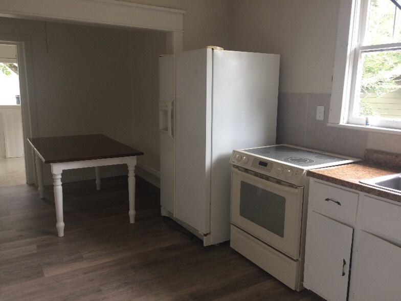 Building Photo - 617 Moulton St E