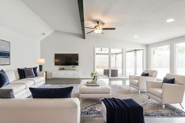 Building Photo - 6002 Greenmont Dr